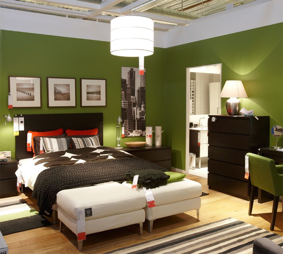 Dormitorio con paredes verdes