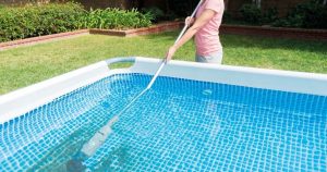 Cómo utilizar un limpiafondos de piscina